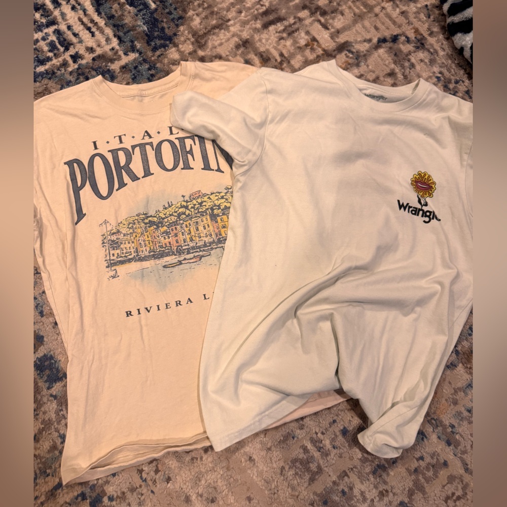 Wrangler and Hollister Cream Graphic Tee Bundle